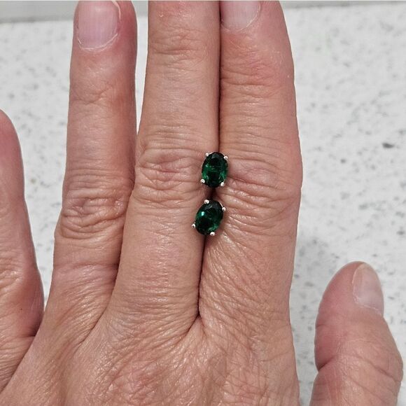NEW, Created Emerald studs in Sterling Silver. - Picture 4 of 4